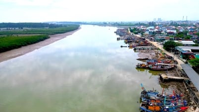 Tàu thuyền ở Nghệ An gặp khó khăn vì tình trạng bồi lắng ở các cảng cá, ngư dân phải đậu tàu lớn ngoài biển, thuê thuyền nhỏ chuyển hải sản vào bờ