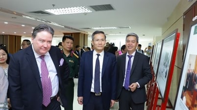 Trưng bày '30 năm quan hệ ngoại giao Việt Nam - Hoa Kỳ' và trao hồ sơ chứng tích chiến tranh