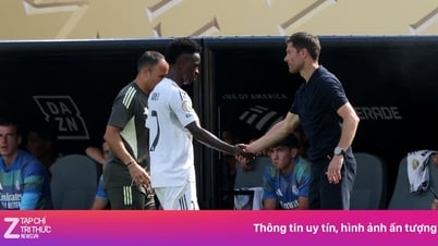 Vinicius cười khi Real thua 0-4