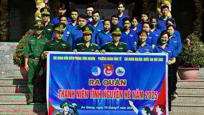 Đoàn viên, thanh niên vệ sinh Nhà bia ghi danh liệt sĩ phường Vĩnh Tế