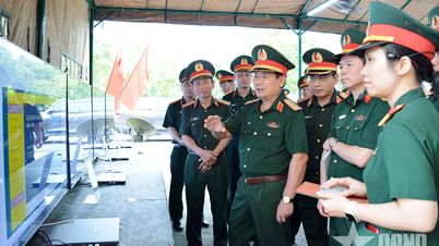 Le lieutenant-général supérieur Le Huy Vinh travaille avec le Corps des transmissions
