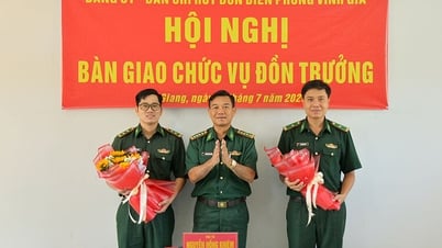 Bàn giao chức vụ Đồn trưởng Đồn Biên phòng Vĩnh Gia