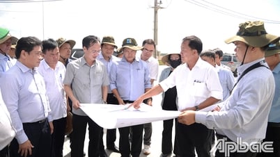Chủ tịch UBND tỉnh Đồng Tháp Trần Trí Quang khảo sát các dự án tại khu vực phía Đông