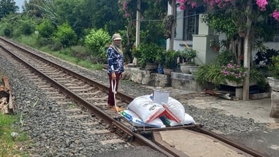 Xe tự chế ngang nhiên leo lên… đường sắt