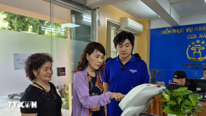Hà Nội: Người dân thích thú được robot AI hỗ trợ làm thủ tục hành chính