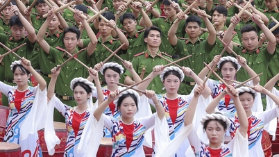 Khai mạc giải bóng đá hoành tráng, có trống hội và Võ Hạ Trâm, Đông Hùng 'đốt cháy' sân khấu