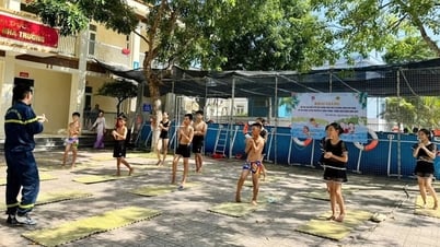 Công an Thanh Hóa dạy bơi miễn phí cho thiếu nhi có hoàn cảnh khó khăn