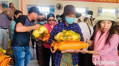 Xã Vĩnh Bình tặng quà cho người khuyết tật