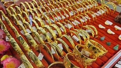 Giá vàng hôm nay 10/7/2025: Vàng lại ra vàng, SJC phục hồi sát đỉnh 121 triệu, vàng thế giới tăng nhờ đồng đô la yếu