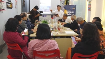 Quand les personnes âgées apprennent ChatGPT et se familiarisent avec les services publics en ligne : des cours spéciaux au cœur de Hanoi