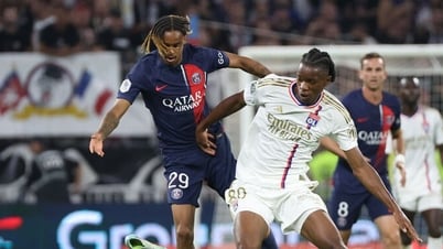 Lyon thoát rớt hạng một cách ngoạn mục nhờ PSG 'nghĩa hiệp'