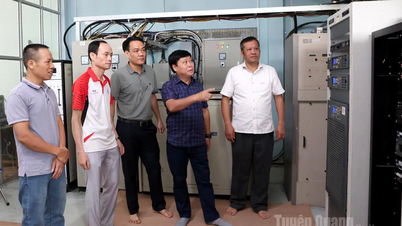 Tổng Biên tập Báo và Phát thanh, Truyền hình Tuyên Quang Mai Đức Thông làm việc với cán bộ Trạm tiếp sóng phát thanh, truyền hình Cổng Trời và Núi Cấm