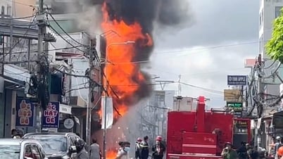 Dập tắt đám cháy cửa hàng điện thoại ở TP Cần Thơ