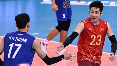 Libero tuyển bóng chuyền Việt Nam chấn thương 'lãng xẹt' vì ăn mừng cùng đồng đội