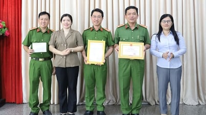 Khen thưởng đột xuất tập thể Công an phường Rạch Giá