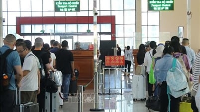Comercio e industria turística en auge a través del paso fronterizo internacional de Huu Nghi