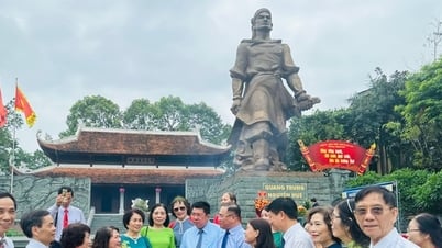 Cán bộ, đảng viên phường Đống Đa dâng hương tại Tượng đài Quang Trung - Nguyễn Huệ