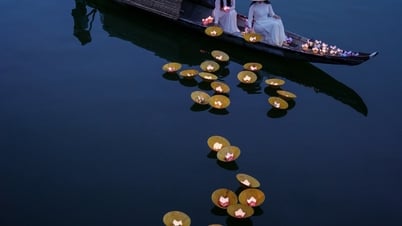 Thả đèn hoa đăng trên dòng sông Hương