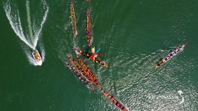 Festival traditionnel de courses de bateaux sur la rivière