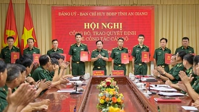 Trao quyết định về công tác cán bộ biên phòng An Giang