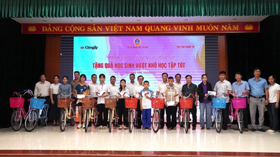 Tặng quà cho học sinh vượt khó học tập tốt