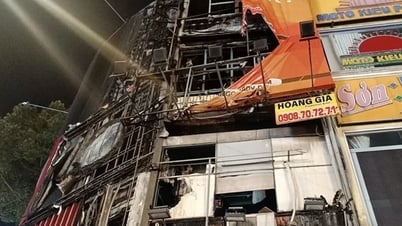 Cháy bảng quảng cáo rộng gần 50m2, lan sang 2 căn nhà 5 tầng