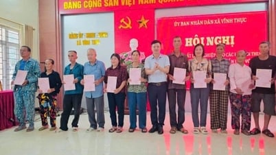 Xã Vĩnh Thực trao 95 giấy chứng nhận quyền sử dụng đất lâm nghiệp cho các hộ dân 