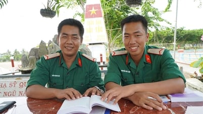 Khi thanh niên đại học khoác áo lính
