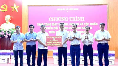 Trao tặng máy tính, máy in cho các khu dân cư tại xã Lâm Thao