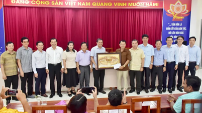 Lãnh đạo Sở Văn hóa, Thể thao và Du lịch TP Cần Thơ thăm, làm việc với Đoàn Nghệ thuật Khmer