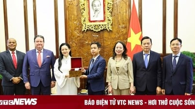 Nữ phi hành gia gốc Việt bàn giao các hạt sen giống đưa từ vũ trụ về