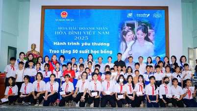 Đoàn thí sinh Hoa hậu Doanh nhân Hòa bình Việt Nam 2025 trao học bổng tặng học sinh nghèo vượt khó