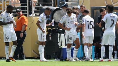 Real Madrid hỗn loạn vì thua đậm PSG, Chủ tịch Perez họp riêng với từng cầu thủ: Cải tổ!