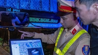 Tài xế gãi đầu cười ngượng khi CSGT check camera hành trình soi vi phạm