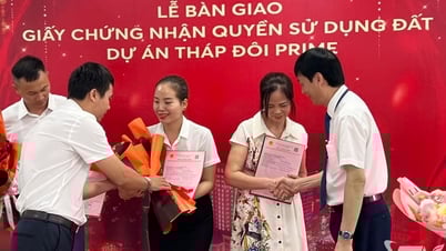 Bàn giao giấy chứng nhận quyền sử dụng đất cho cư dân Tòa tháp đôi Prime