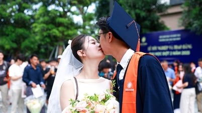 Màn cầu hôn gây sốt của nam sinh ngay trong ngày tốt nghiệp đại học