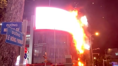 Cháy 2 ngôi nhà cao tầng ở trung tâm TP Hồ Chí Minh, lửa đỏ rực bao trùm mặt tiền