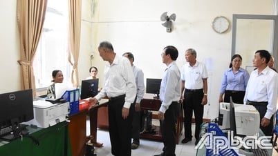 Đoàn cán bộ Công an hưu trí thăm Đảng ủy xã Lương Hòa Lạc