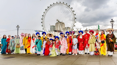 Trình diễn Việt phục trên đường phố London