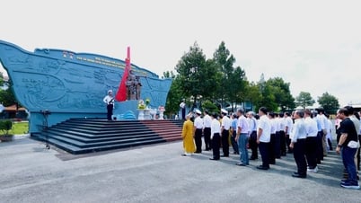 Dâng hương tưởng nhớ anh hùng, liệt sĩ làm nhiệm vụ trên Đoàn tàu không số