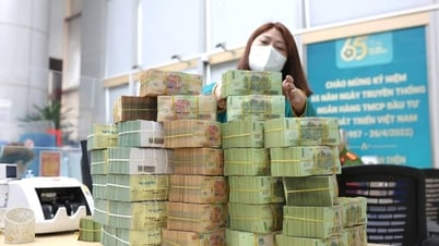 Bỏ room tín dụng, cuộc chiến giành khách hàng chuyển...