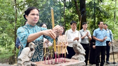 សមមិត្ត Ha Thi Nga អនុប្រធានគណៈកម្មាធិការមជ្ឈិមរណសិរ្សមាតុភូមិវៀតណាមបានអុជធូបនៅទីតាំងវត្ថុបុរាណជាតិពិសេស Tan Trao។