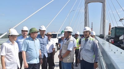 Bộ trưởng Bộ Xây dựng Trần Hồng Minh kiểm tra tiến độ cầu Rạch Miễu 2