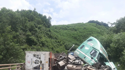 Xe container bị lật chắn ngang cầu trên Quốc lộ 12A