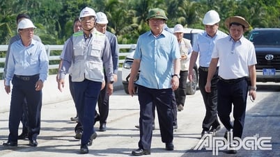 Bộ trưởng Bộ Xây dựng Trần Hồng Minh kiểm tra công trình cầu Rạch Miễu 2