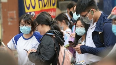 Là phụ huynh và giáo viên, tôi hoàn toàn tán thành cấm điện thoại trong trường