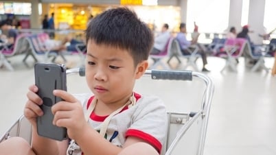 Học sinh có thể mất tới 25 năm cuộc đời chỉ để nhìn điện thoại