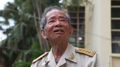 Người lặng lẽ sống cùng lịch sử
