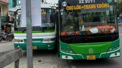 Tài xế 2 xe buýt giành khách, rượt đuổi ép xe lên vỉa hè Quốc lộ 1