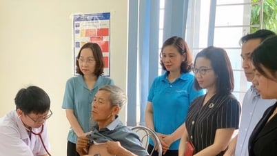 Xã Đan Phượng khám, tư vấn sức khỏe, tặng quà người có công với cách mạng